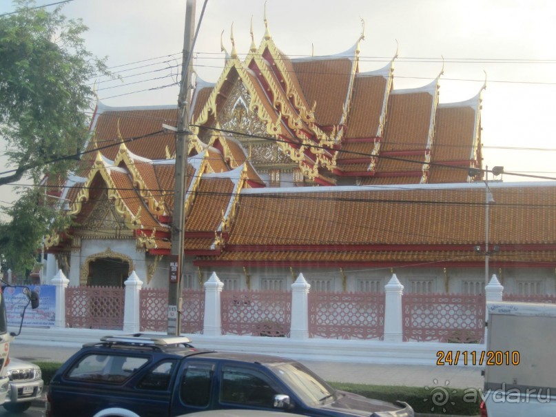 Такие храмы на каждом шагу. Только в Бангкоке их более 350. 
