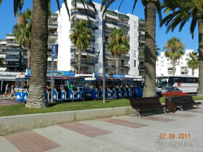 паровозик, идущий в парк аттракционов Порт авентура