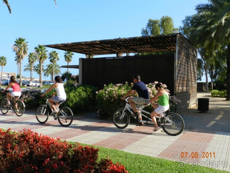 вдоль пляжа велосипедная дорожка остановка междугородних автобусов 