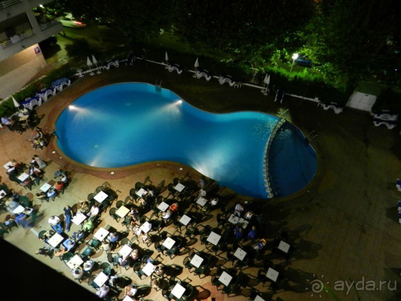 вид с балкона на бассейн отеля вечером