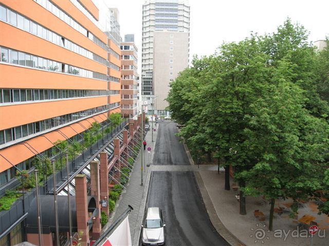 Вид из окна номера 207 на новое здание в Le Meridien Park Hotel, FFM