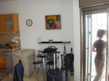 выход на террасу, слева кухня