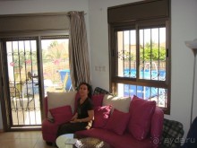 диван в студии, выход на террасу