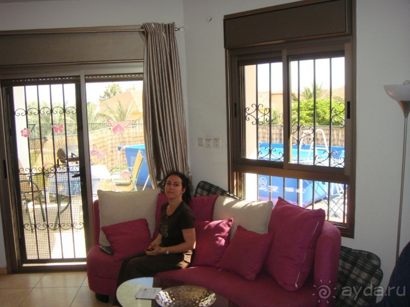 диван в студии, выход на террасу