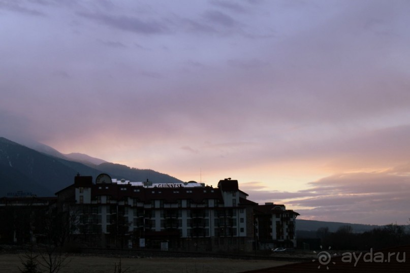 Март 2011, снега почти нет, только на трассах. К полудню нижняя трасса превращается в кашу.