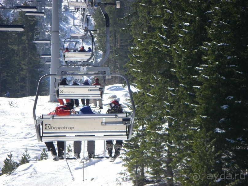 Большой камин в холле отеля.