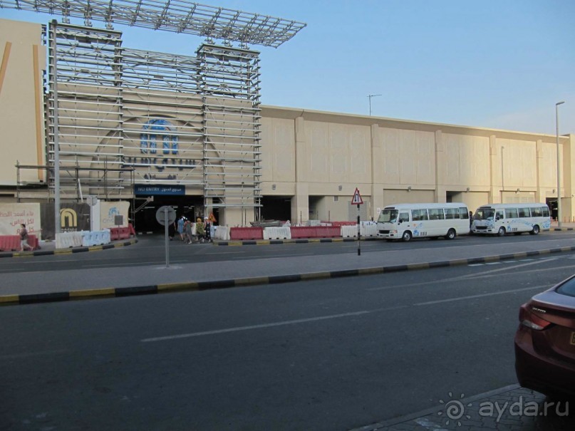 Тут, у "Шарджа Сити Центра" высаживают и забирают отельные автобусы 