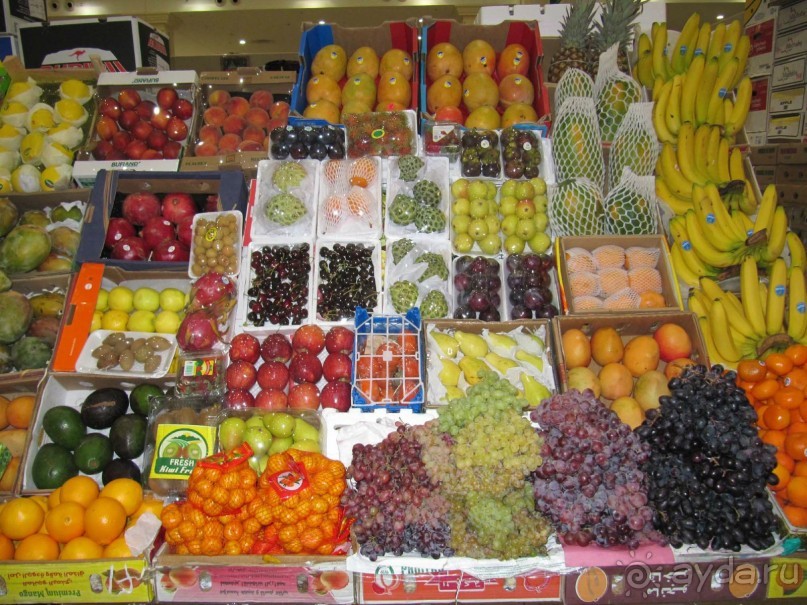 Фрукты на овощно-фруктовом рынке, что за "Паровозиком" 