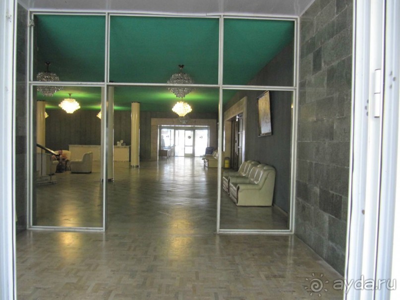 вход в холл регистрации