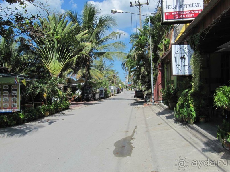 Улочка вдоль моря с кафешками и банками.