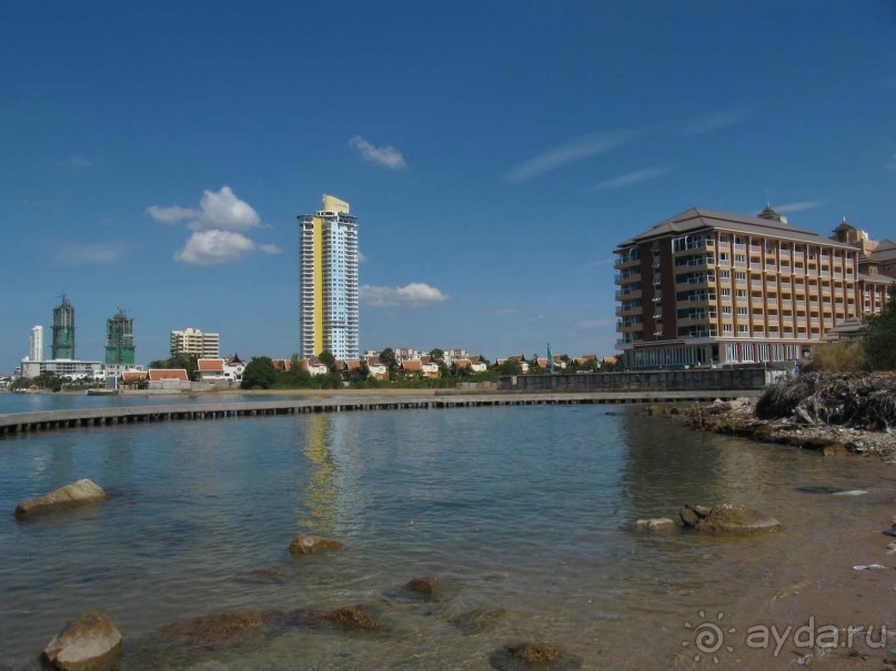 В конце улочки довольно чистая вода.