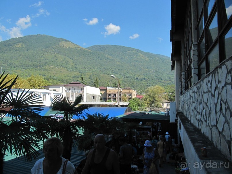 Вид на гостиницу со стороны рынка (последнее здание).