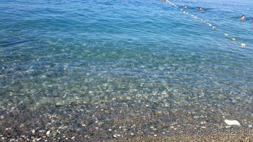 Чистота моря на пляже утром.