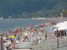 Переполненный пляж в конце сентября 2016.