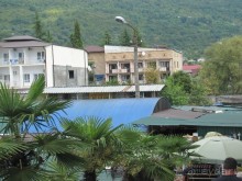 Вид на гостиницу со стороны рынка (последнее здание).