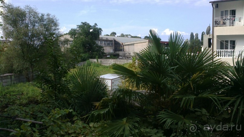 Вид с балкона на рынок, в сторону моря.