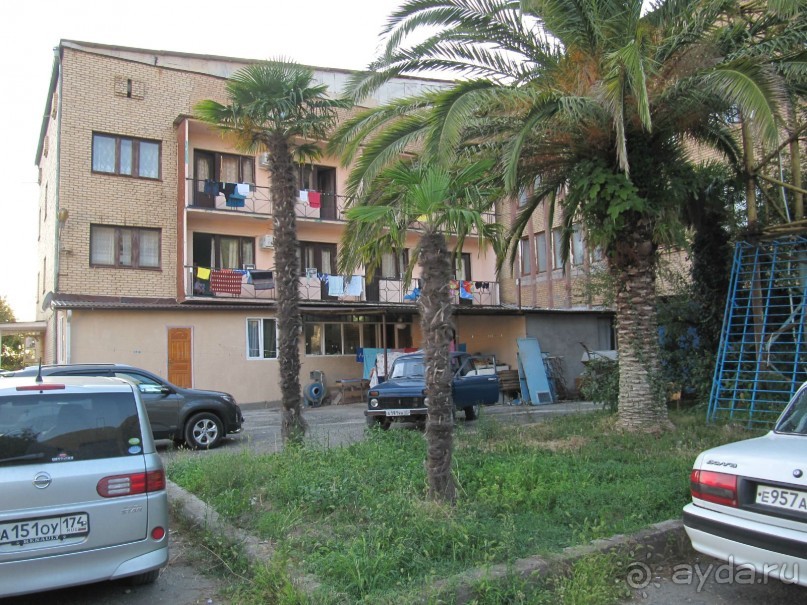 Окна гостиницы смотрят на горы, внутренний дворик.