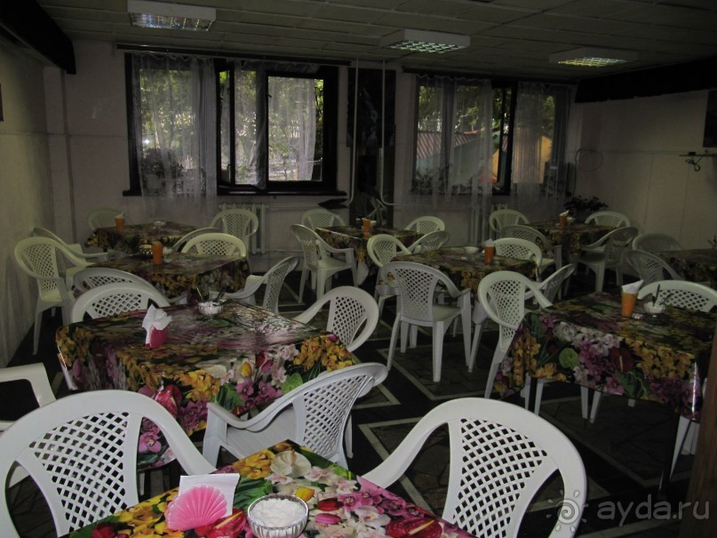 Столовая в помещении гостиницы.