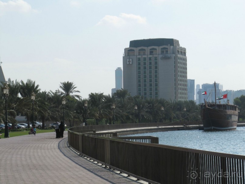 фото Holiday International Sharjah Hotel