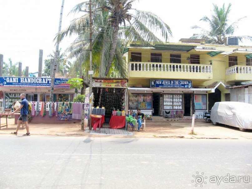 В этом киоске самые дешевые специи и чай