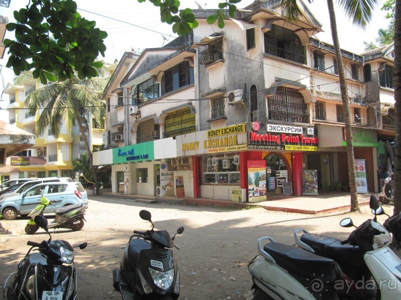 Въезд в отель, тут же кафе, обменник и турбюро