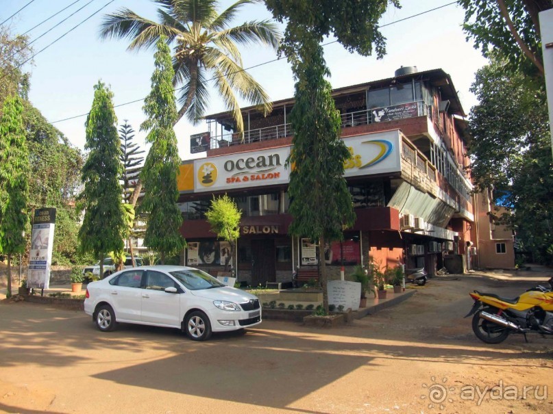 За этим зданием супермаркет Колвы