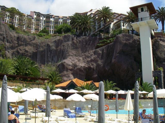 Вид снизу - от бассейна