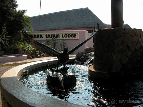 У входа в лодж