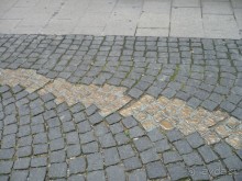 Еще одна достопримечательность, о которой не все знают. Камни мостовой покрыты самым настоящим золотом. Это покрытие обновляют раз в 5 лет. Дорожка выложена в память о людях, которые осмелились осудить и противостоять власти Гитлера. По этим камням в годы расцвета нацизма антифашисты ходили на свои тайные собрания.