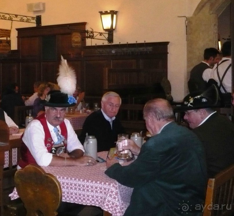 Посмотрите, какой колоритный посетитель в национальном баварском костюме. Кстати, баварцы, как и австрийцы очень любят носить национальную одежду и делают это когда хотят, не только по праздникам. Я реально видела и мужчин и женщин в национальных костюмах на улице.