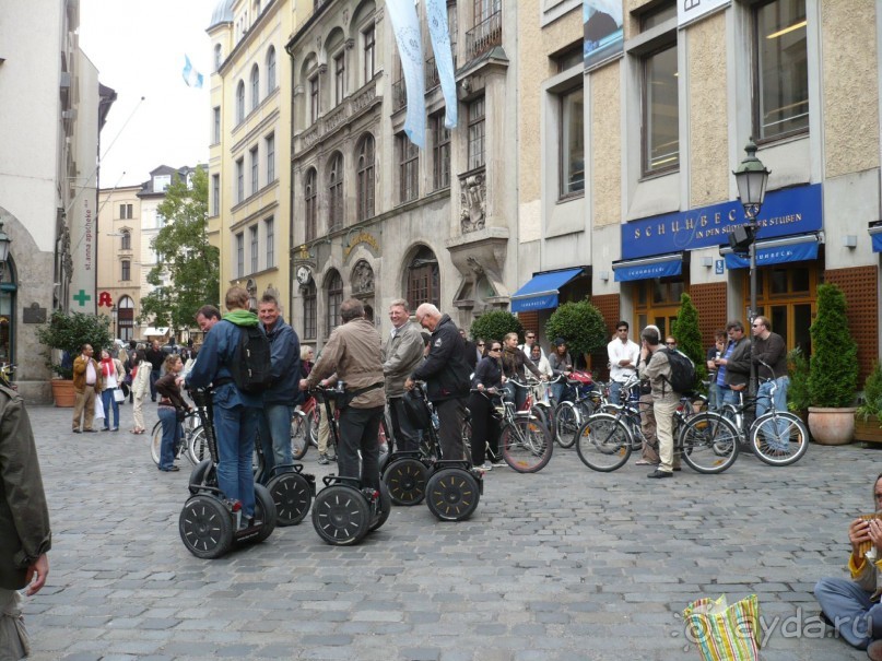 Когда вышли из пивной увидели такую картинку: Сейчас в Европе практикуется такой способ проведения экскурсий – или на велосипедах или на таких вот штуках. Я не знаю, как они называются. Но проехать очень захотелось.