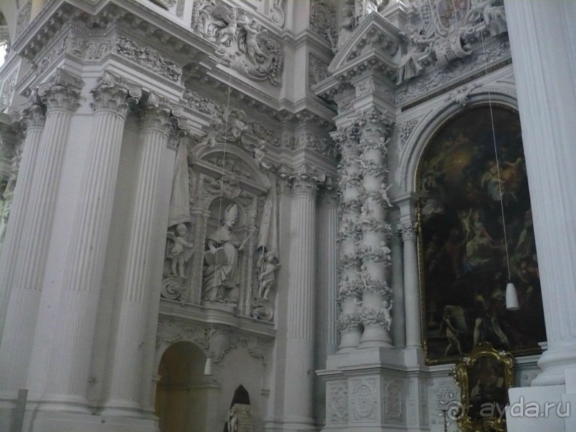  Далее идем в Петерскирхе (Церковь Святого Петра) – один из символов Мюнхена. Внешняя его сторона была забрана в леса, поэтому фото некрасивое, а вот внутреннее убранство ее я покажу. Обратите внимание, что церковь решена в одной цветовой гамме – белой. Но она не кажется блеклой, неяркой. За счет выпуклой  лепнины, оригинальных архитектурных форм она выглядит богато и великолепно.