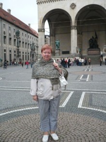 По мнению мюнхинцев в их городе находится центр Европы. Они его даже обозначили. Вот в этом центре я и стою. Вопрос, конечно, спорный. Но я предпочла им поверить. Это так приятно – стоять в центре Европы. Увы, наш первый день незабываемого путешествия перевалил на вторую половину, а нам еще предстояло добраться до Австрийских Альп – в маленький прекрасный городок Санта-Вольфганг. Мы вынуждены были покинуть очаровательный Мюнхен. 