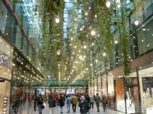 Мюнхен богат не только своей историей. Это современный мегаполис, в котором есть место и машиностроению – здесь создают знаменитый БМВ, и огромным шикарным магазинам, где можно купить всё. Интерьер одного из таких магазинов я вам покажу. Это настоящие зеленые растения, свешиваются с потолка. Поливает их автоматизированная система без участия человека по специальной компьютерной программе. 