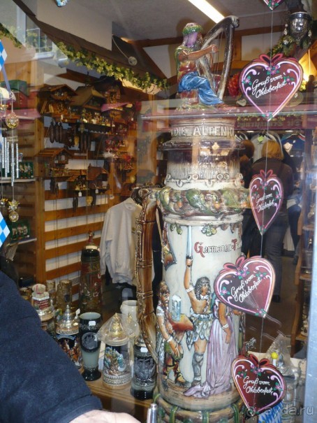 В одной сувенирной лавке нам показали якобы самую большую пивную кружку в Европе. В нее входит 3 ведра пива. Но её почему-то все ещё никто не купил.