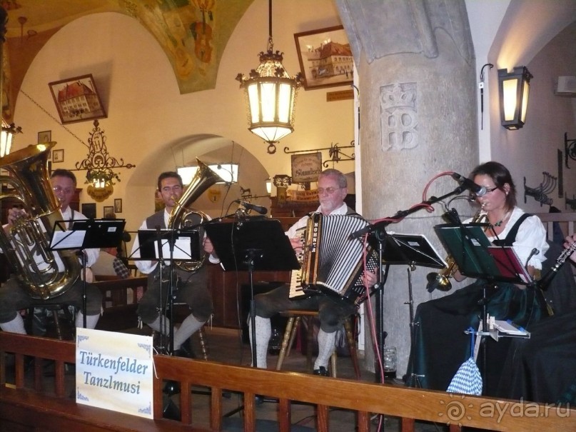 Баварский оркестрик надрывается, но из-за гула голосов его еле слышно.