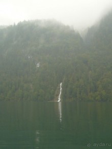 Это то же водопад, только на удалении. Но есть ещё один, с другой стороны озера.