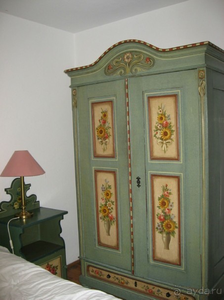 Деревянный шкаф - тоже ручная работа. Раритет.