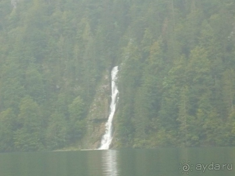 Прямо в озеро падают водопады.