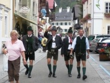 А как вам эти красавчики? Все мои знакомые девушки и женщины восклицали одно и то же: «Какие ножки!!!». Ножки и правда хороши. Обратите внимание на штанишки. Они сделаны из тонкой кожи. Стоят хороших денег. Вообще, магазинов с национальной одеждой у них много. Но я туда не заходила. Вот если бы поехала на Октоберфест в Мюнхен, наверное, прикупила бы их платьице с фартучком. Дело в том, что на празднике очень важно, где у тебя повязан бант от передничка. Если спереди, значит девушка не замужем, если справа, значит дама замужем и блюдет себя, если слева – дама замужняя, но не прочь пофлиртовать, если сзади, то дама – вдова. Большинство фрау повязывают передник с левой стороны, если, конечно, мужа рядом нет. 