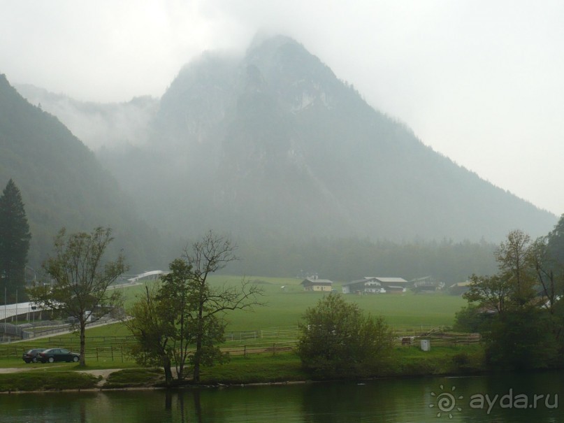 Отплываем от пристани. Вокруг горы, как стены.