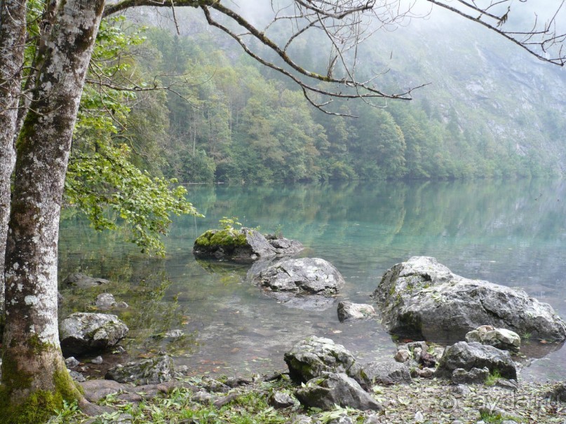 Минут через 15 перед нами открылось озеро невиданной красы. Вода такого цвета, как будто туда налили медный купорос.