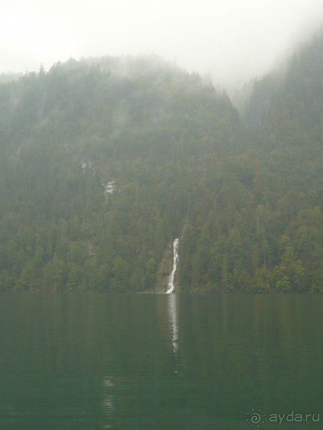 Это то же водопад, только на удалении. Но есть ещё один, с другой стороны озера.