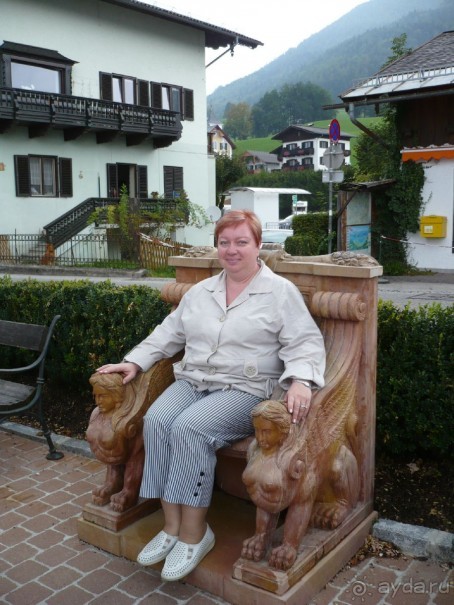 А мимо этого кресла не пройдет ни одна женщина. Сзади на спинке написано «Кресло для королевы». Кому же не хочется почувствовать себя королевой?