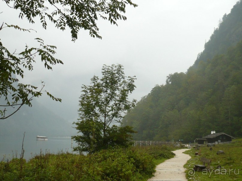 Вот на этой пристани мы вышли и кораблик двинулся в обратный путь