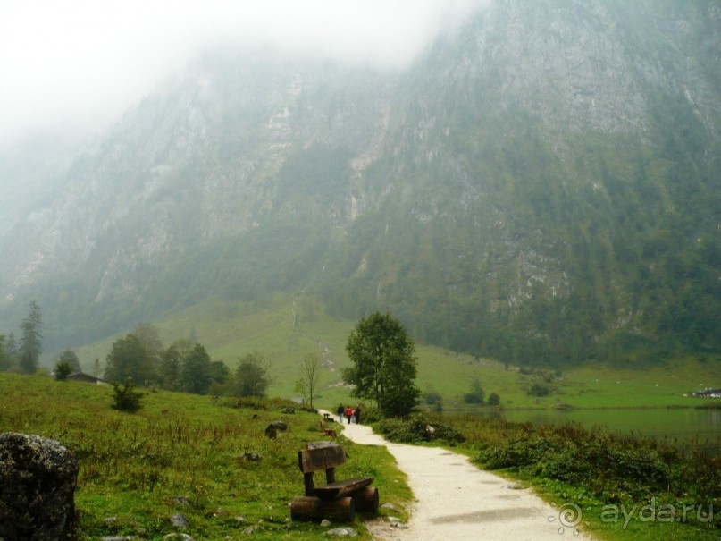 Вскоре мы прибыли. Наша цель – посетить соседнее озеро Оберзее, которое стоит на границе трех государств – Германии, Австрии и ...Швейцарии, что ли. Забыла третье государство. Эта дорожка соединяет два озера - Кёнигзее и Оберзее.