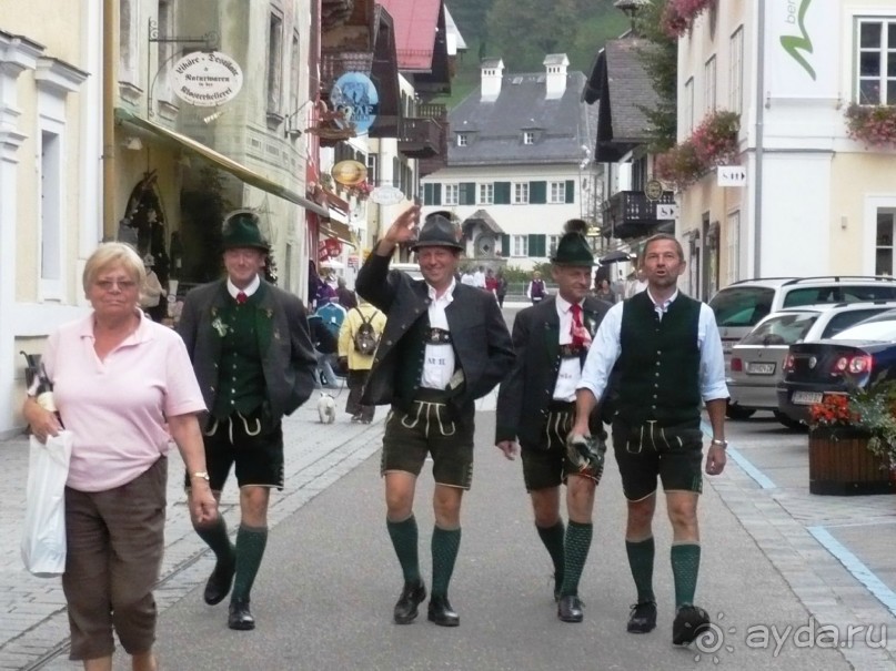 А как вам эти красавчики? Все мои знакомые девушки и женщины восклицали одно и то же: «Какие ножки!!!». Ножки и правда хороши. Обратите внимание на штанишки. Они сделаны из тонкой кожи. Стоят хороших денег. Вообще, магазинов с национальной одеждой у них много. Но я туда не заходила. Вот если бы поехала на Октоберфест в Мюнхен, наверное, прикупила бы их платьице с фартучком. Дело в том, что на празднике очень важно, где у тебя повязан бант от передничка. Если спереди, значит девушка не замужем, если справа, значит дама замужем и блюдет себя, если слева – дама замужняя, но не прочь пофлиртовать, если сзади, то дама – вдова. Большинство фрау повязывают передник с левой стороны, если, конечно, мужа рядом нет. 