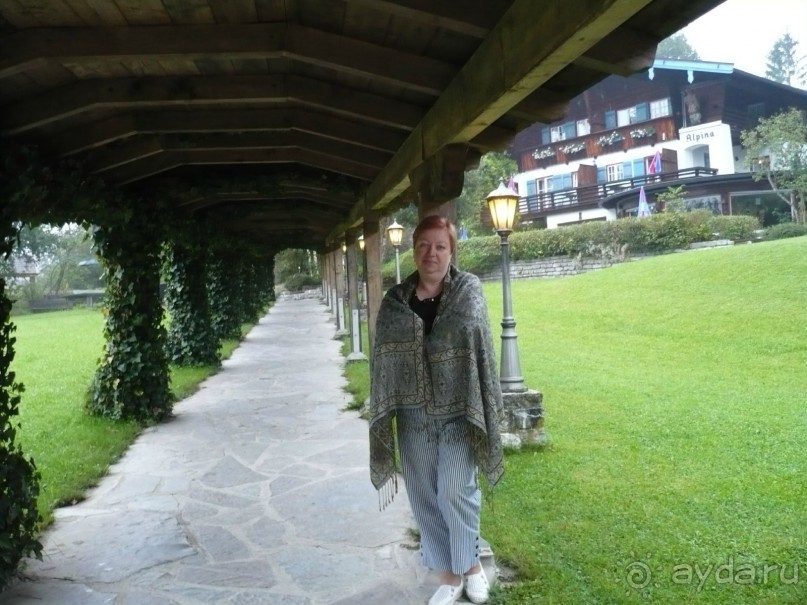 Эта дорожка ведет от отеля до ресторанчика