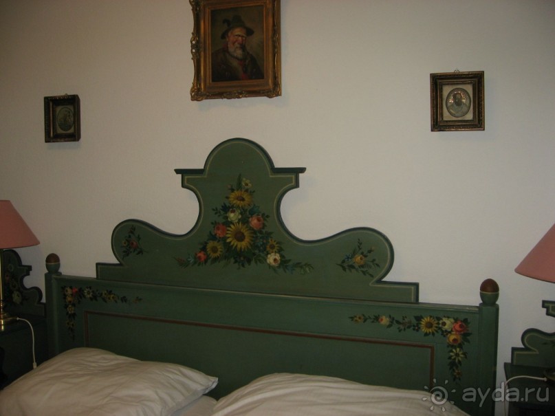 Интерьер нашего номера в отеле. Комнатка очень маленькая. Кровать старинная деревянная с расписанными вручную спинками. Не смотря на солидный возраст кровати, спать на ней одно удовольствие. 