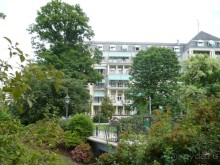 Вдоль аллеи по другую строну реки расположены многочисленные старинные отели.